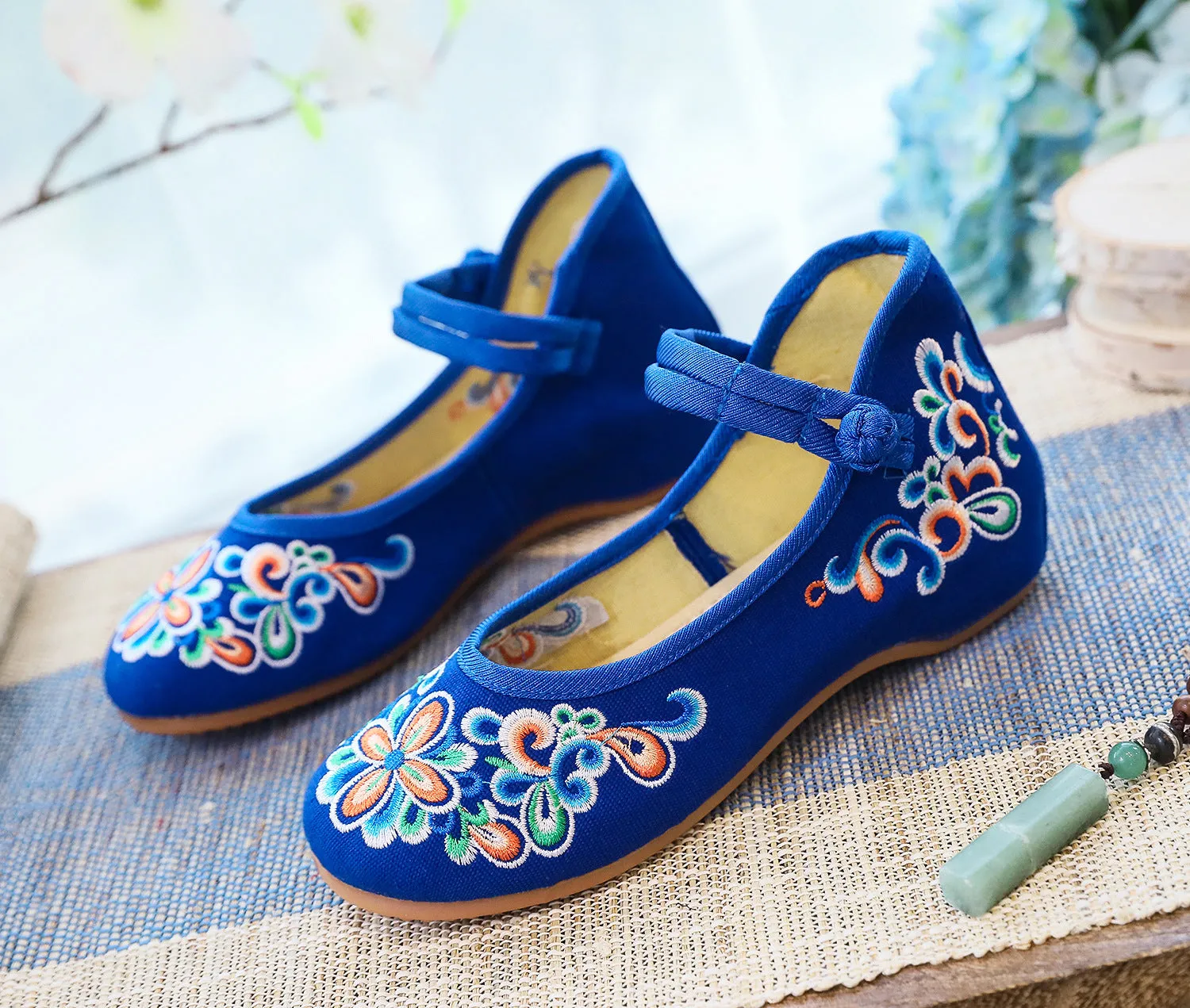 Embroidered canvas ethnic style Canvas shoes