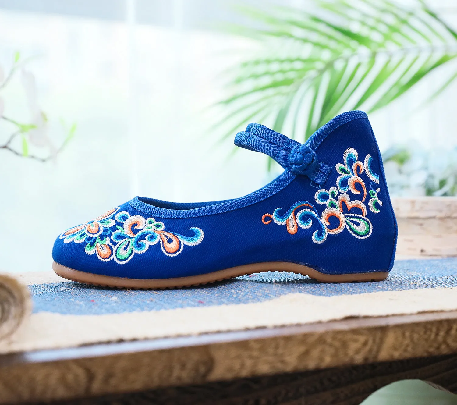 Embroidered canvas ethnic style Canvas shoes