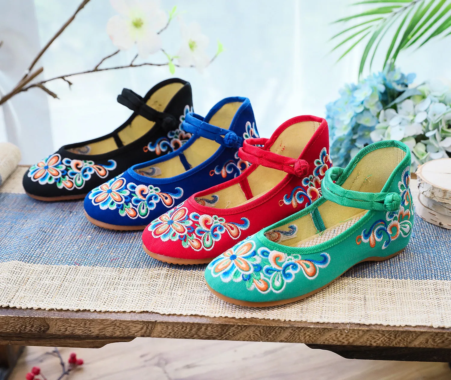 Embroidered canvas ethnic style Canvas shoes