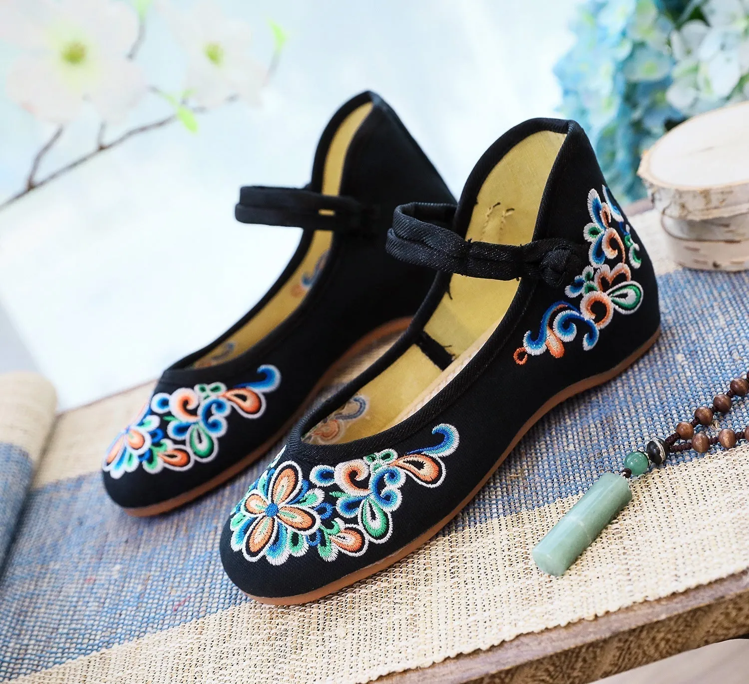 Embroidered canvas ethnic style Canvas shoes
