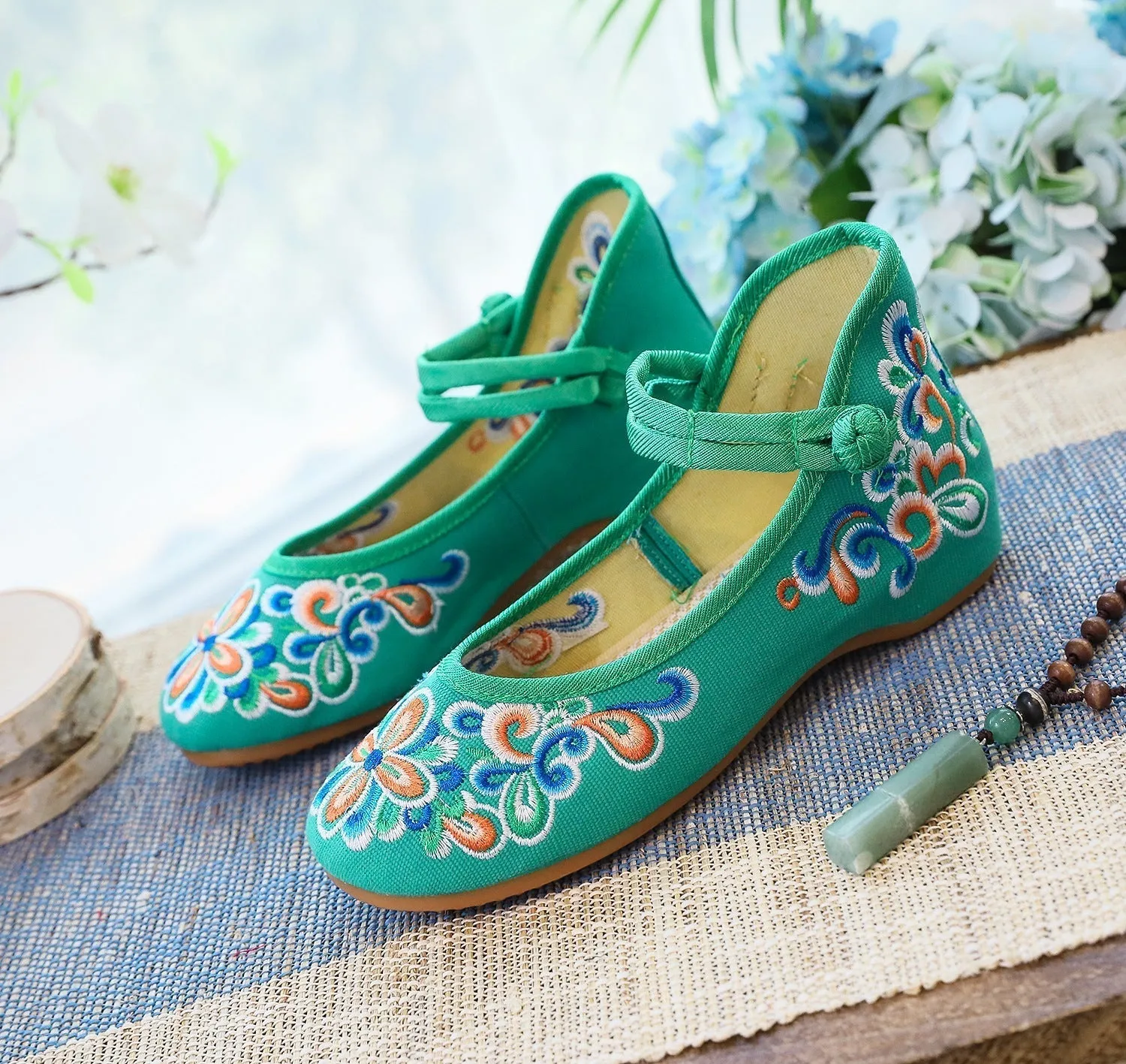 Embroidered canvas ethnic style Canvas shoes