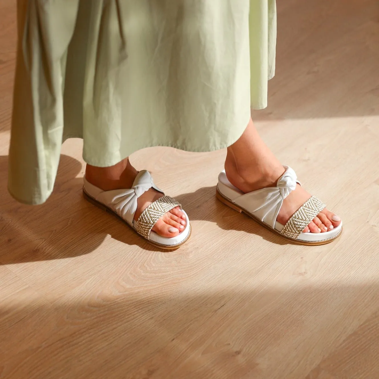 Jawan white knot slipper