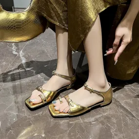 Sandals with bow-shaped buckle strap