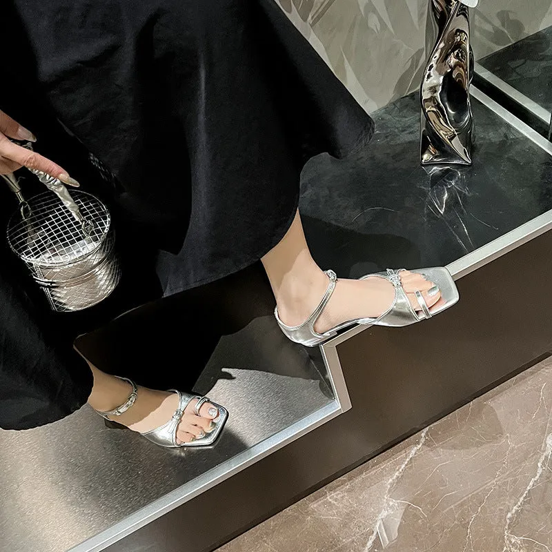 Sandals with bow-shaped buckle strap