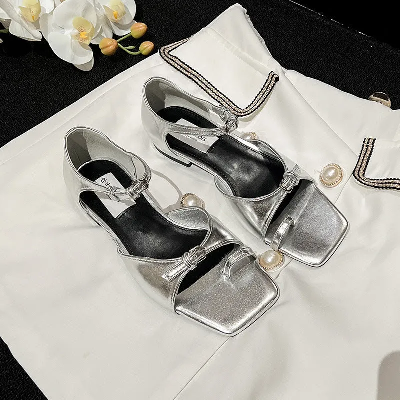 Sandals with bow-shaped buckle strap