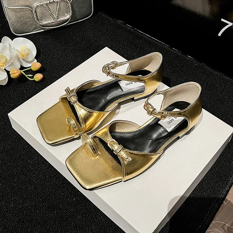 Sandals with bow-shaped buckle strap