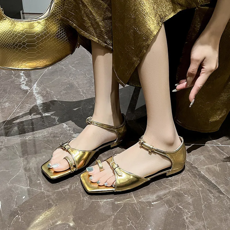 Sandals with bow-shaped buckle strap